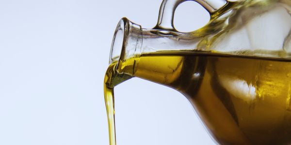 ¿Aceitera sí o no? Cómo usarla correctamente y evitar errores comunes al consumir aceite de oliva